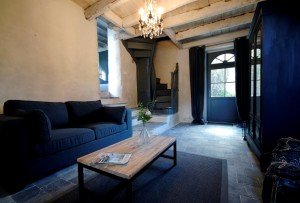 salon avec poele à bois pour un sejour cosy