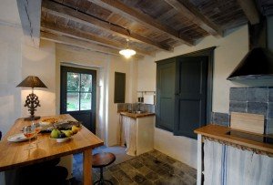 Gîte Amedée cuisine qui donne sur le jardin et la piscine