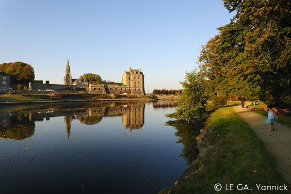 Vue du lac de Quintin avec chateau en arrière plan