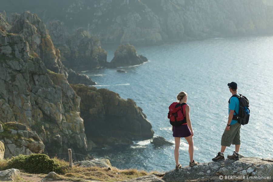 2 hikers on Breton rocks GR34