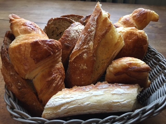 Pain et viennoiserie , petits déjeuners du manoir de la Villeneuve