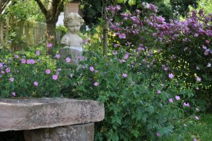 Une petite statut parmi les fleurs