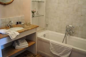 Mademoiselle's room, bathroom with bathtub view