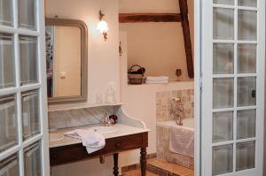 salle de bain de notre suite familiale Un ange passe , baignoire et douche