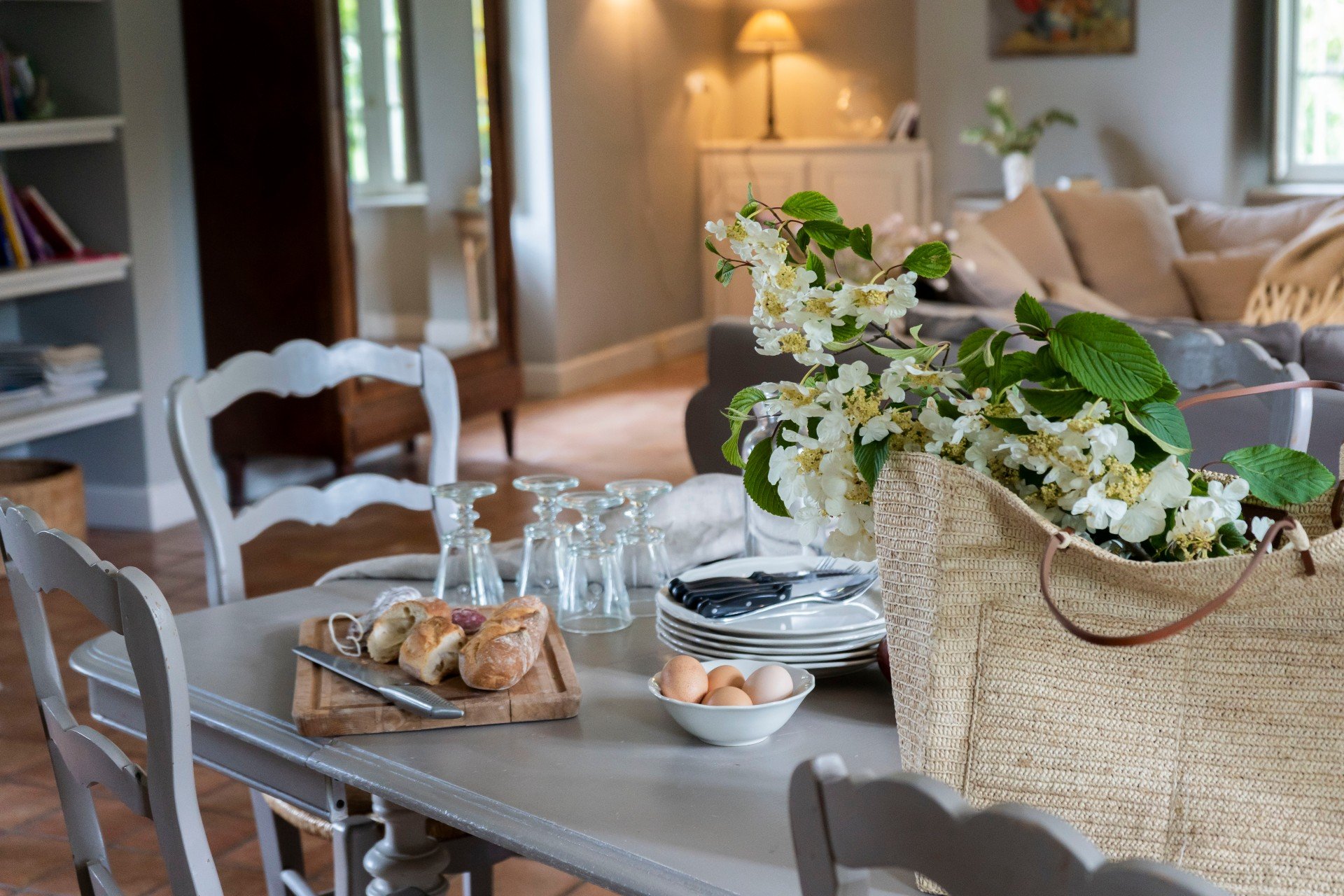 Grand séjour jardin d'hortense gite famililal pres des plages du val andré Préparer une belle table pour repas e, famille ou e,tre amis dans notre grand gite