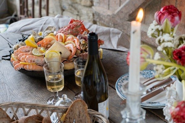 plateau de fruits de mer sur jolie table avec vaisselle ancienne