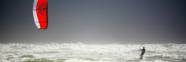 kite surfeur dans les vagues 
