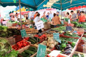 etalage de fruits et de légumes sur un marché breton