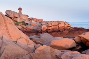 Vue des rochers rose de la côte de granit rose