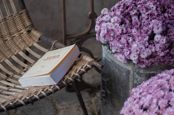 wicker chair on which is placed a book invitation to a moment of reading 