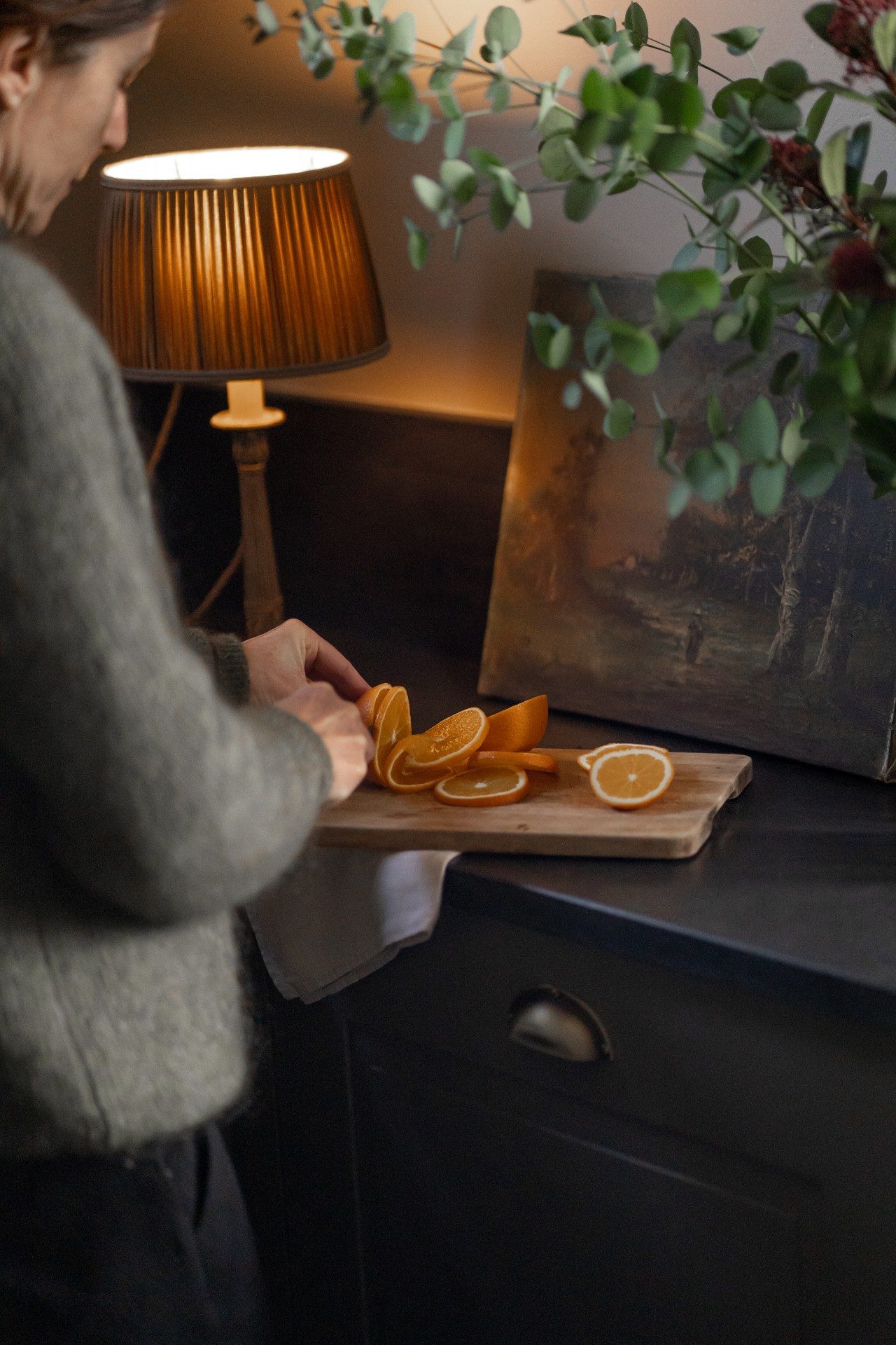 Nathalie preparing orange juice