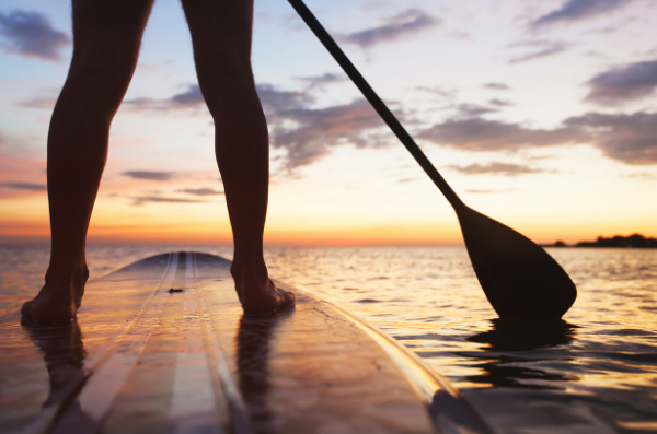personne sur un paddle  coucher de soleil