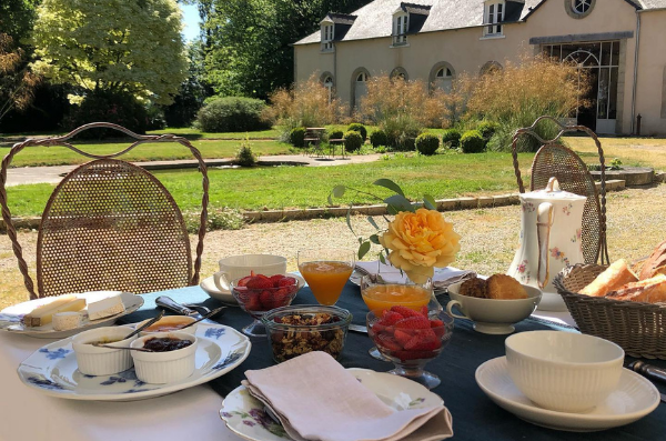 breakfast service in the garden, view of a laid table