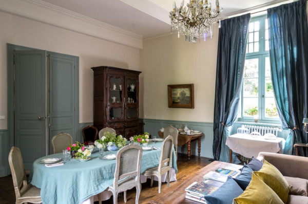 Vue d'ensemble du salon  canapé au premier plan et table dresseé derrière